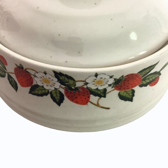 Sheffield Strawberries n Cream Stoneware Lidded Soup Bowl - Picture 8 of 10